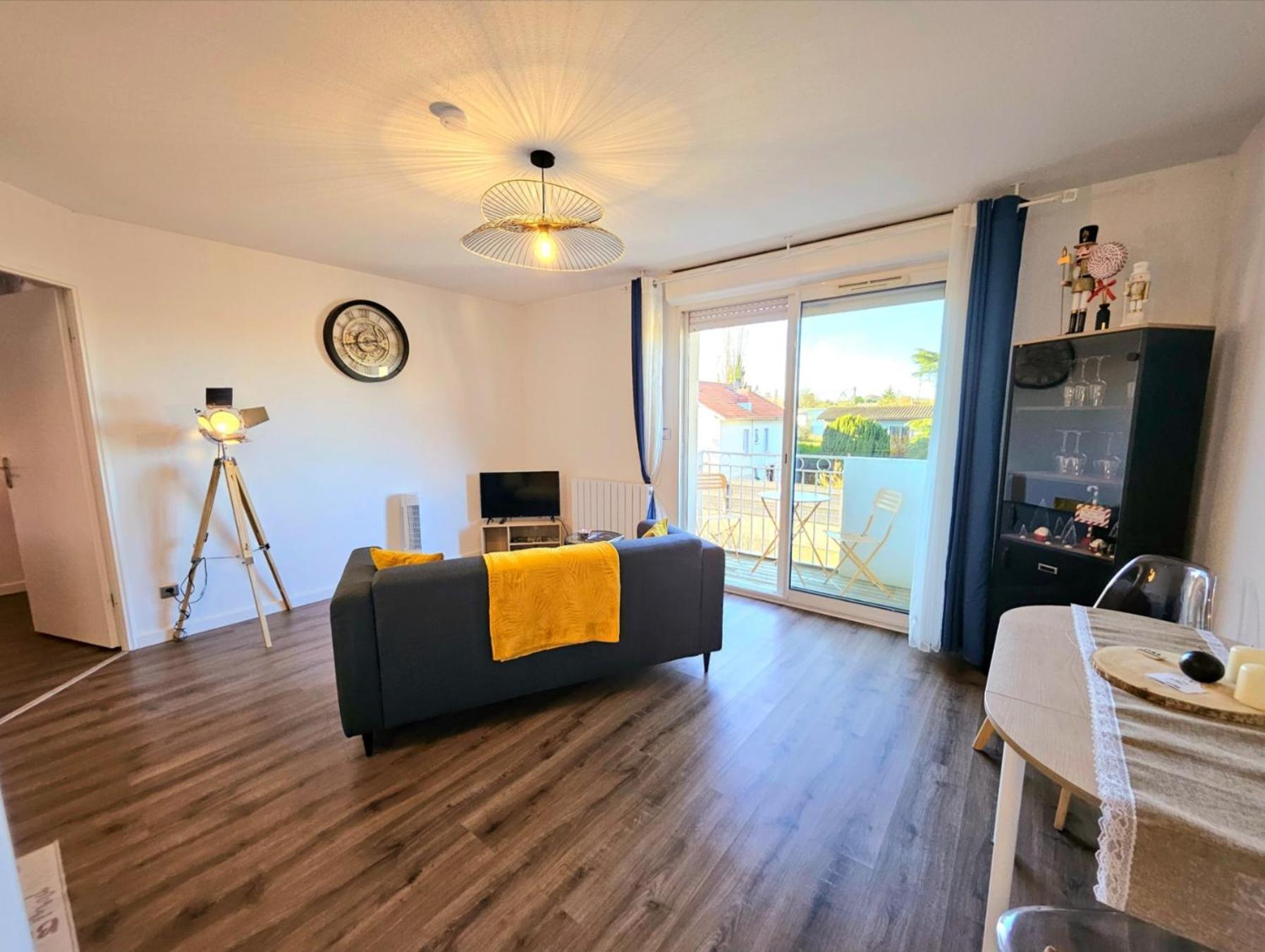 Appartement Residentiel Avec Parking/Proche Centre Angouleme Luaran gambar