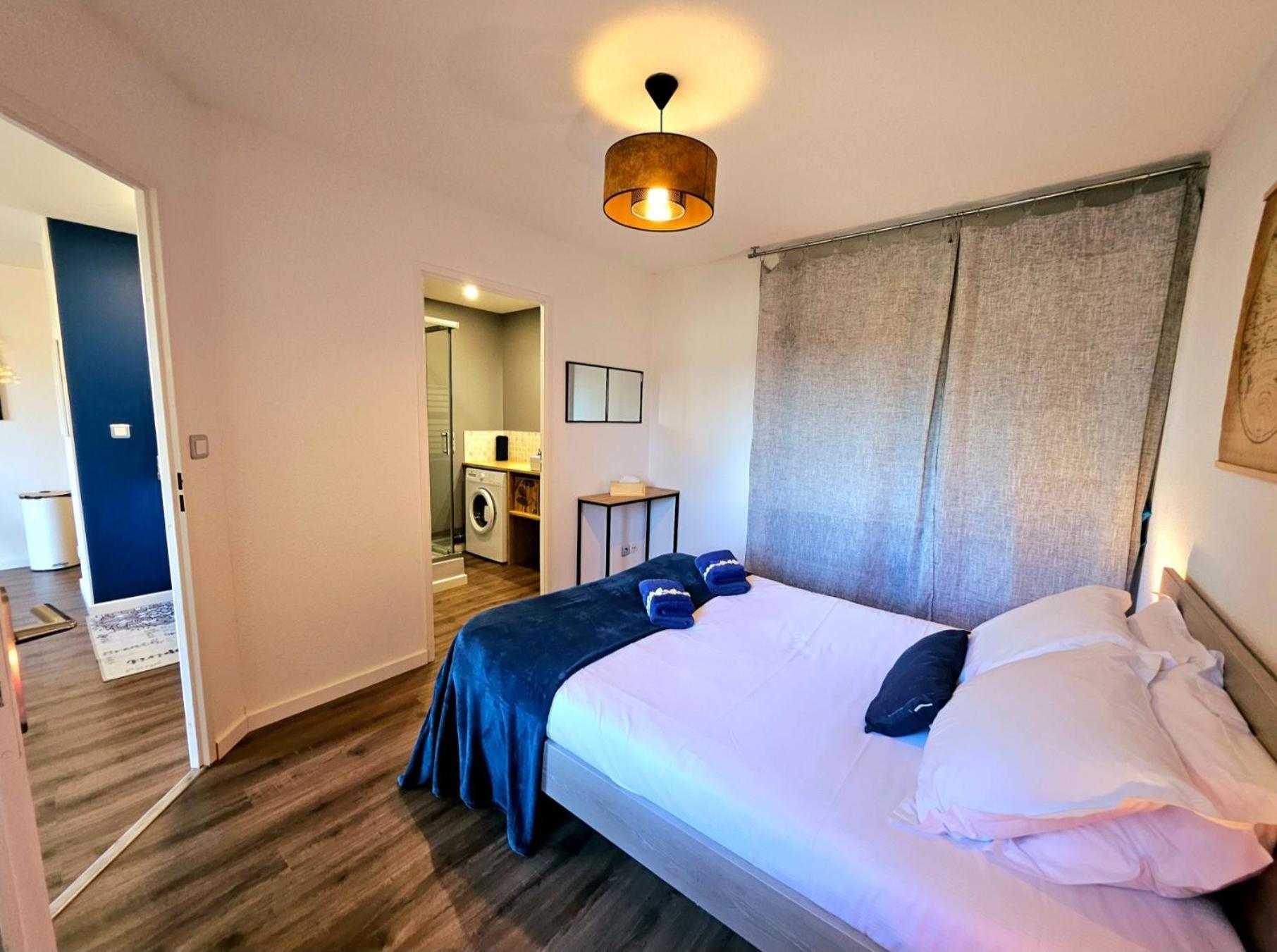 Appartement Residentiel Avec Parking/Proche Centre Angouleme Luaran gambar
