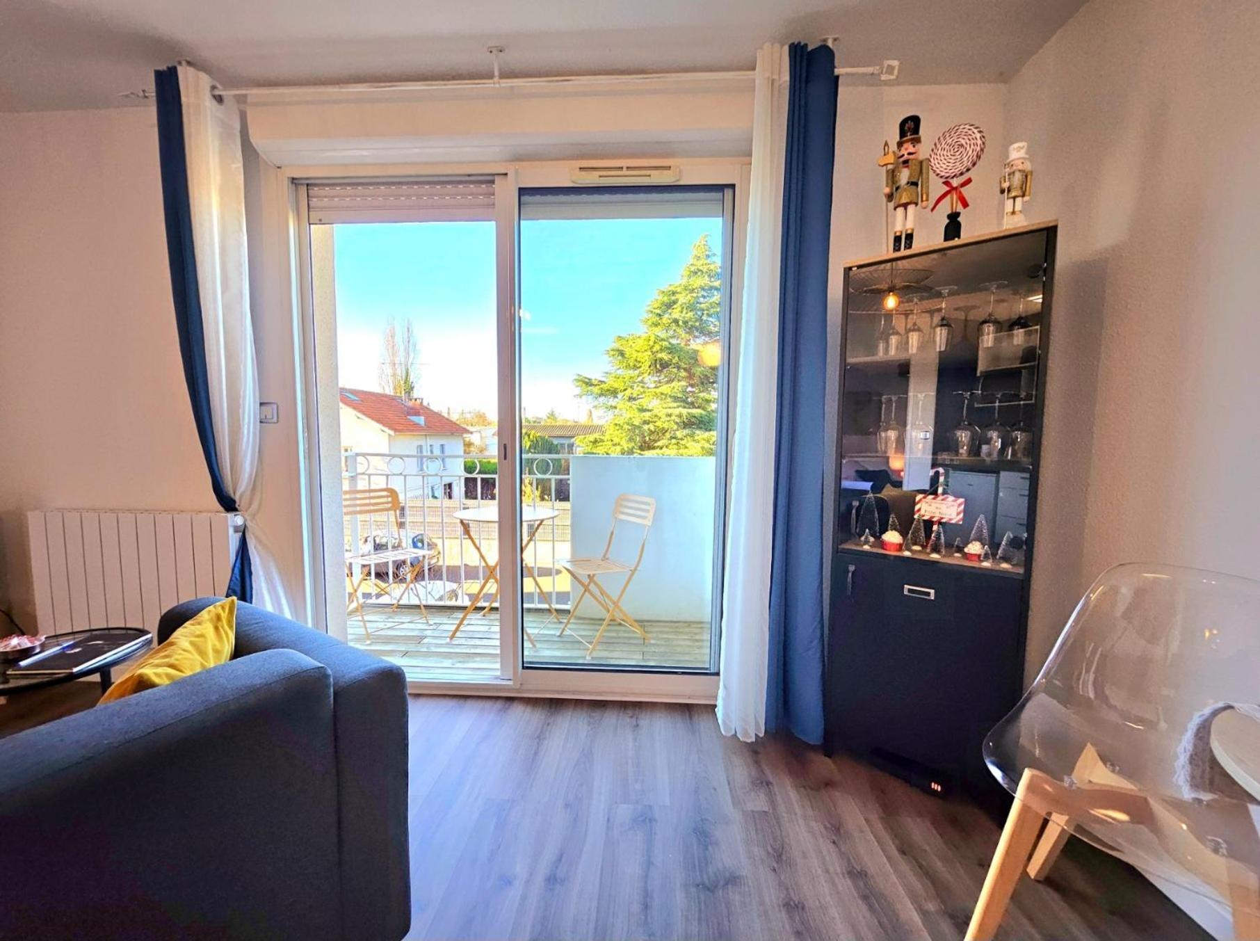 Appartement Residentiel Avec Parking/Proche Centre Angouleme Luaran gambar