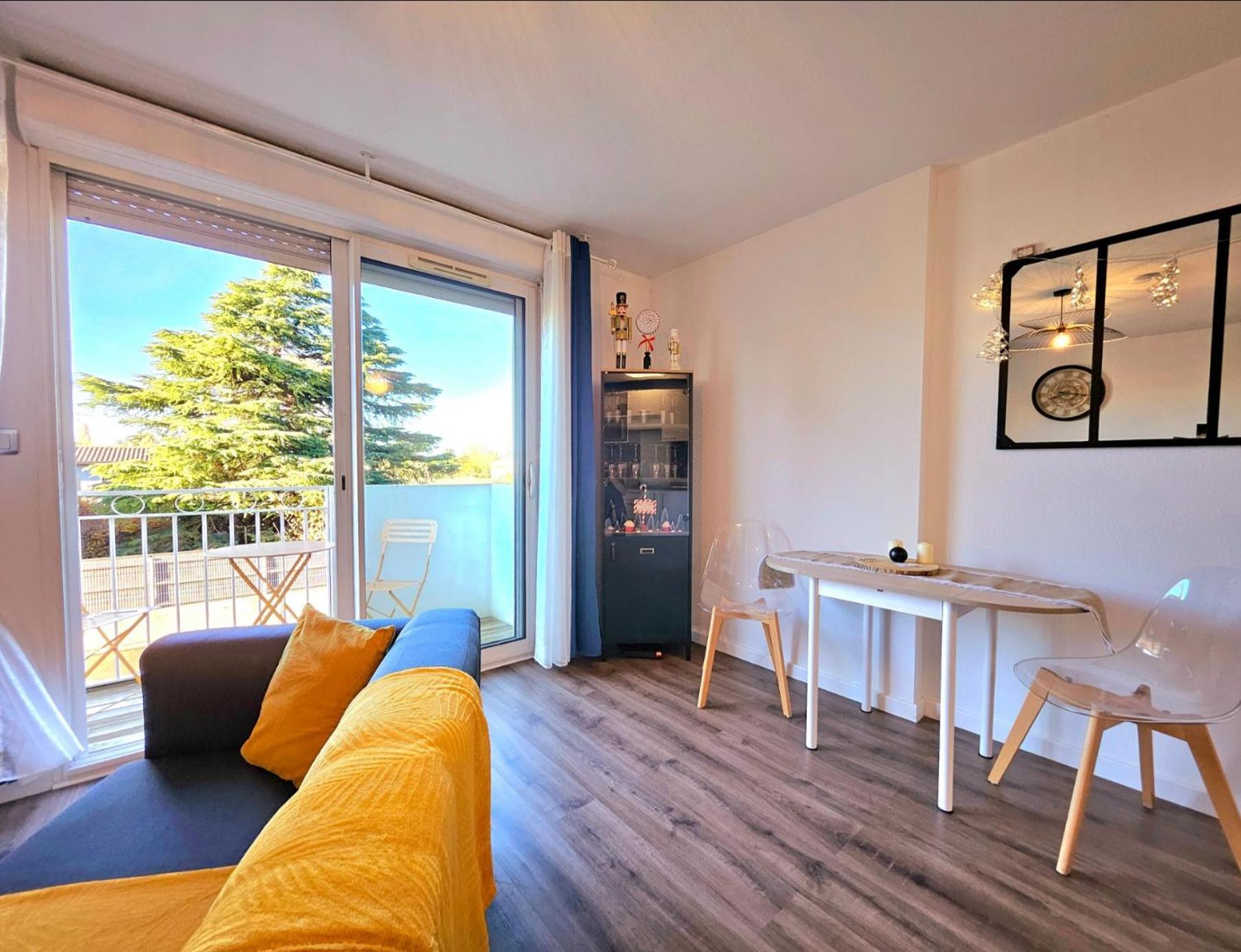Appartement Residentiel Avec Parking/Proche Centre Angouleme Luaran gambar