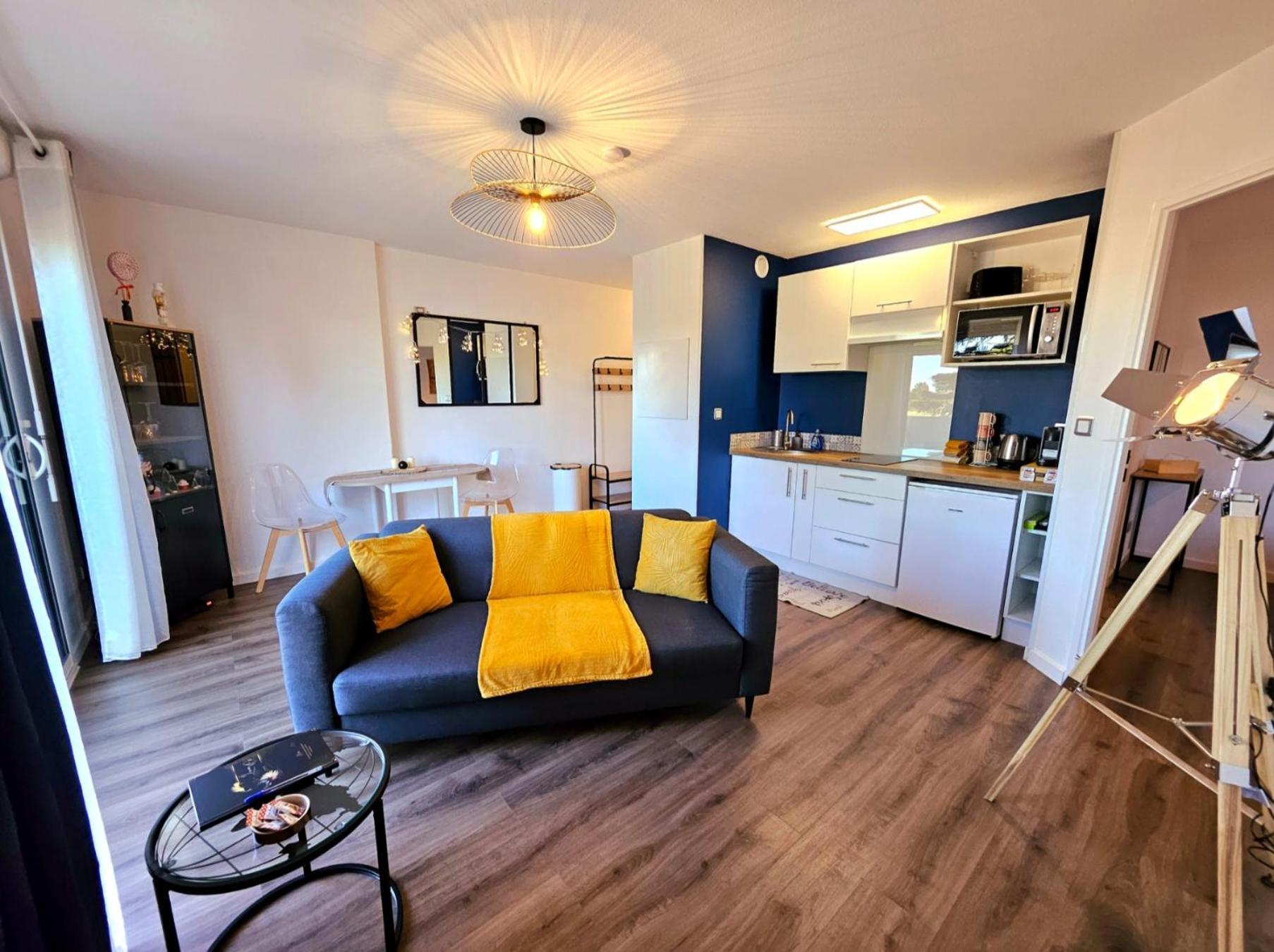 Appartement Residentiel Avec Parking/Proche Centre Angouleme Luaran gambar