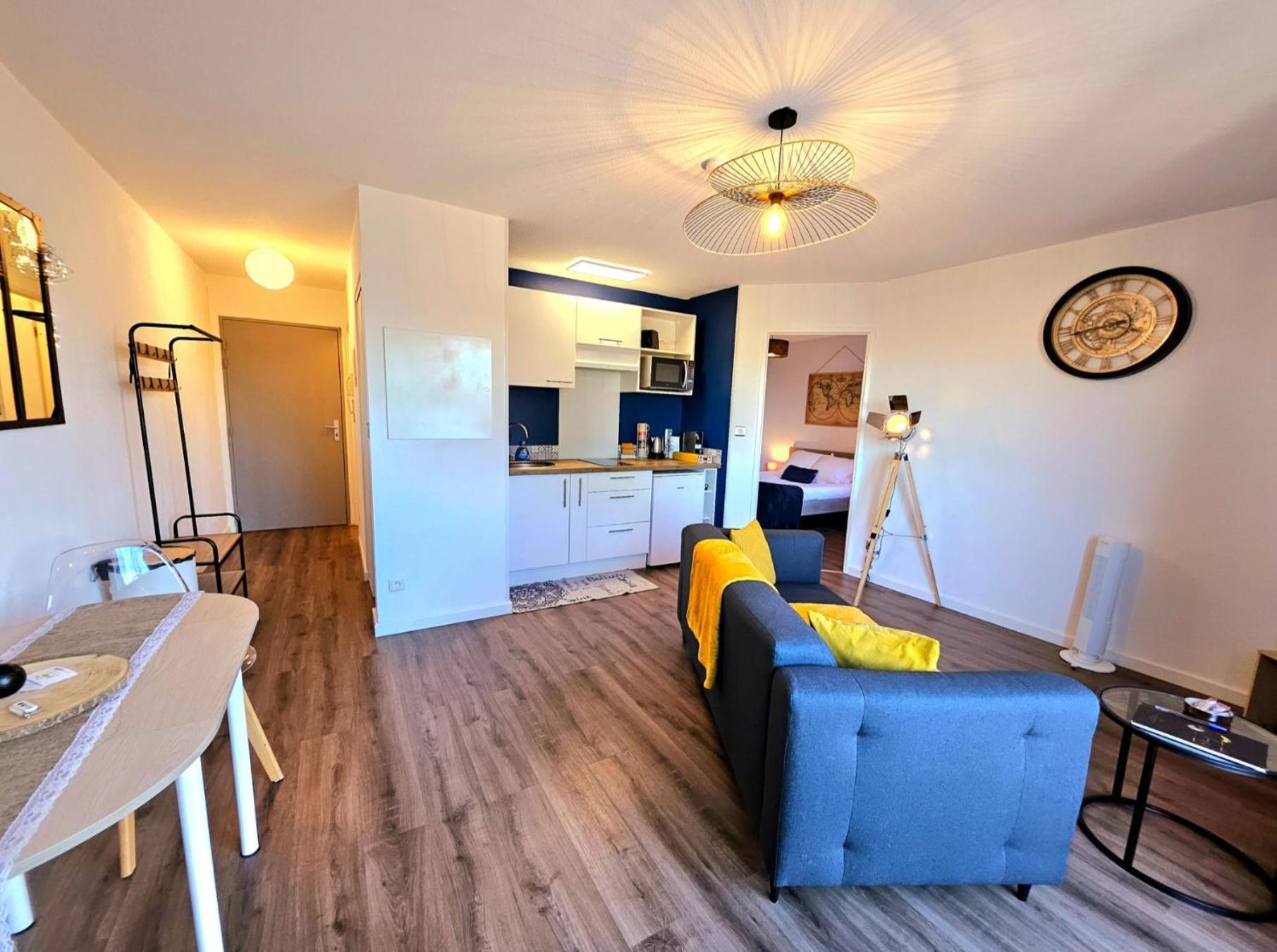 Appartement Residentiel Avec Parking/Proche Centre Angouleme Luaran gambar