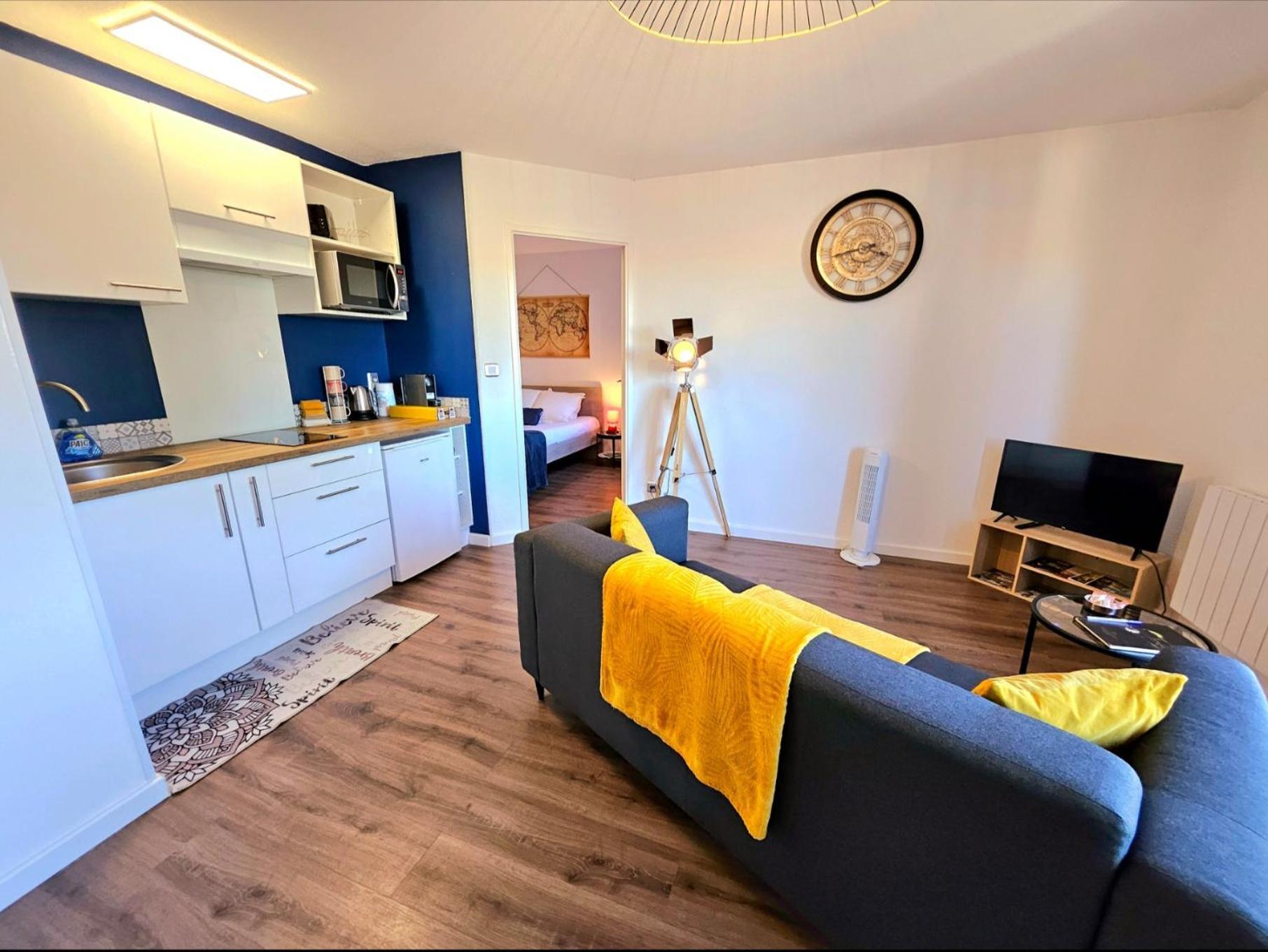 Appartement Residentiel Avec Parking/Proche Centre Angouleme Luaran gambar